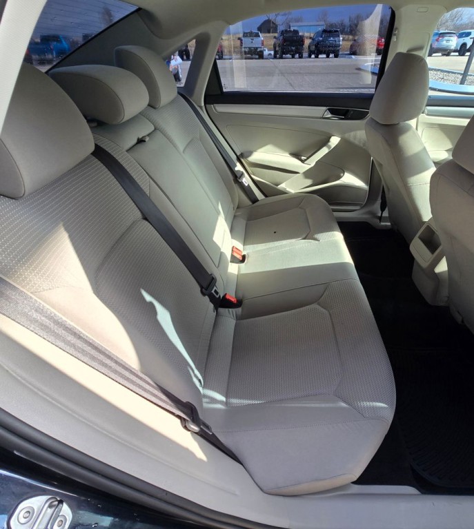 2017 Volkswagen Passat Image 41