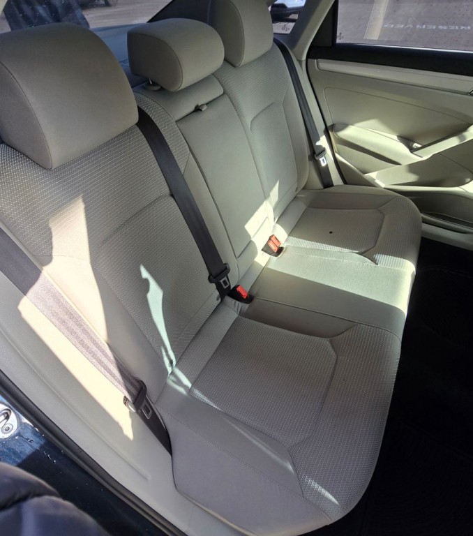 2017 Volkswagen Passat Image 42