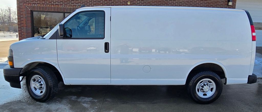 2022 Chevrolet Express Image 4