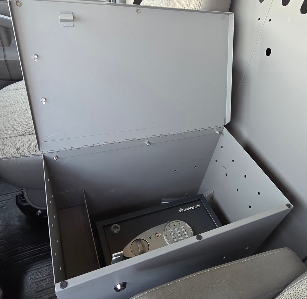 2022 Chevrolet Express Image 28