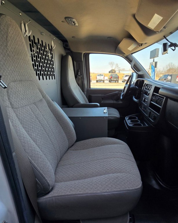 2022 Chevrolet Express Image 31