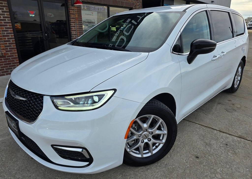 2024 Chrysler Pacifica Image 2