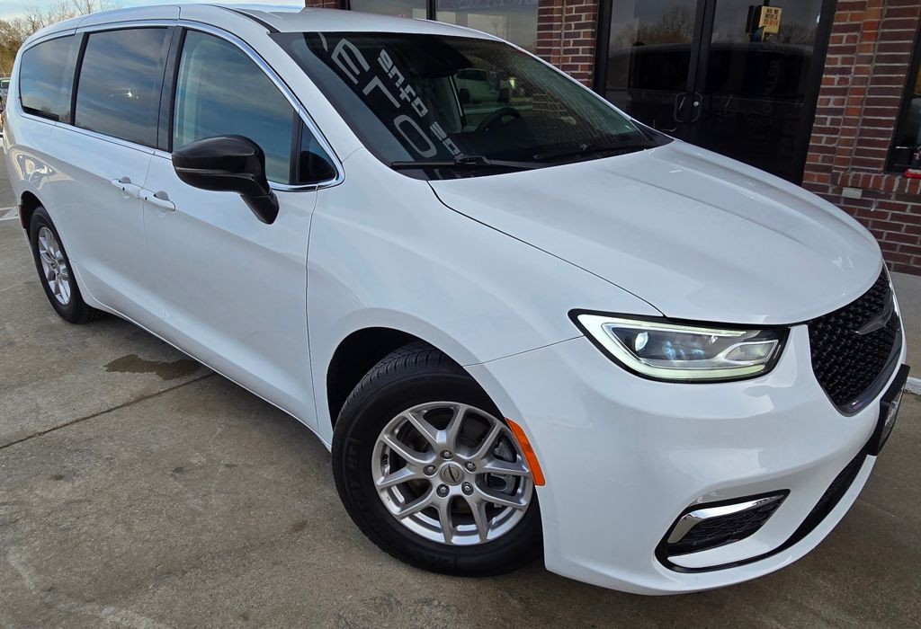 2024 Chrysler Pacifica Image 3