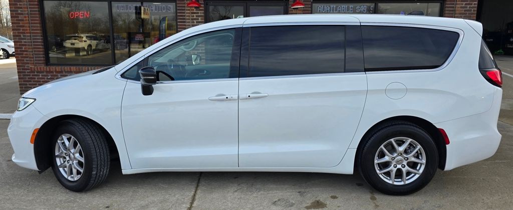 2024 Chrysler Pacifica Image 4