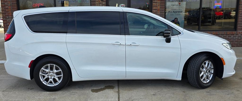 2024 Chrysler Pacifica Image 5