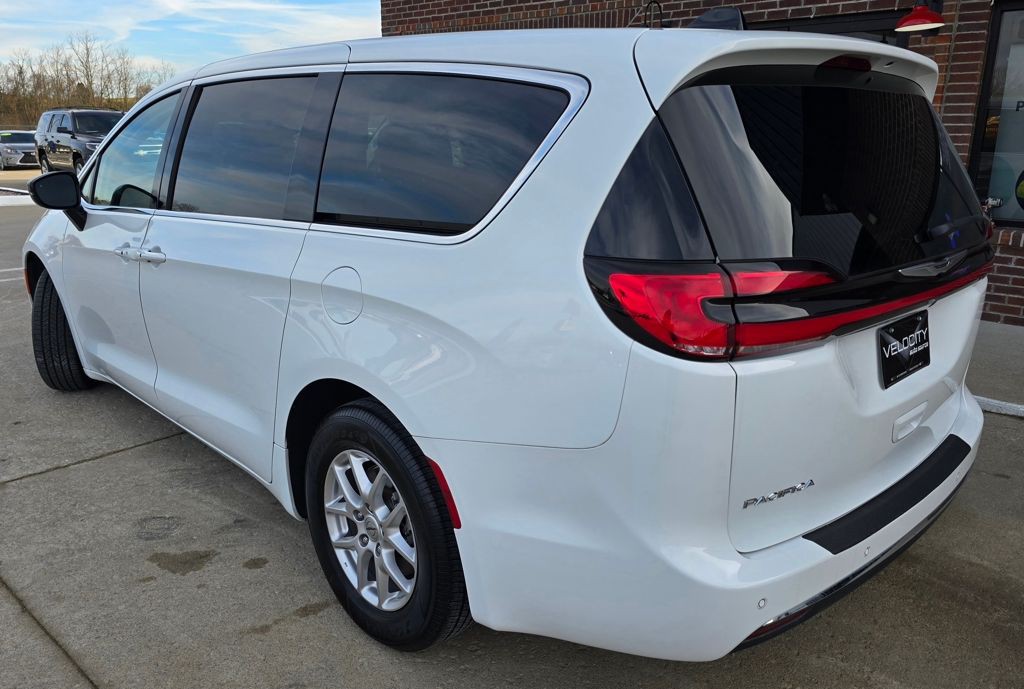 2024 Chrysler Pacifica Image 6
