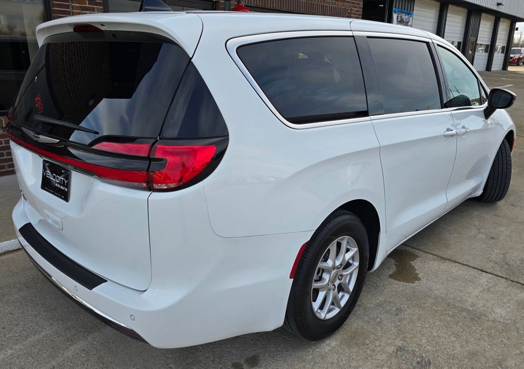 2024 Chrysler Pacifica Image 7