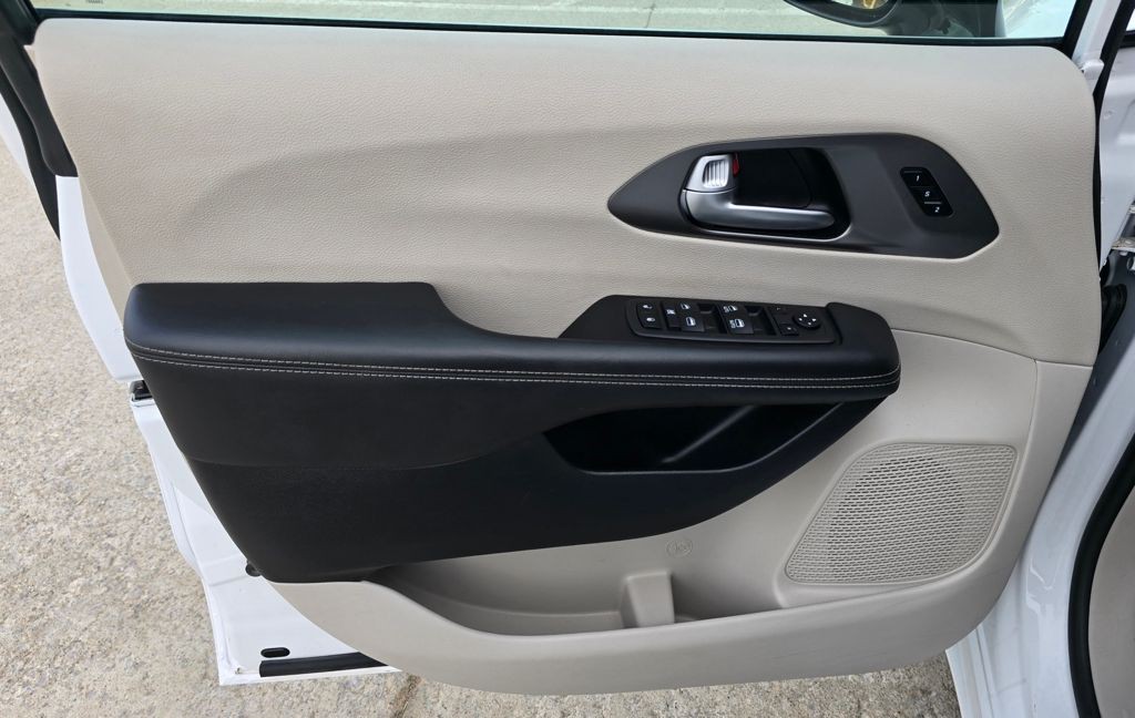 2024 Chrysler Pacifica Image 14