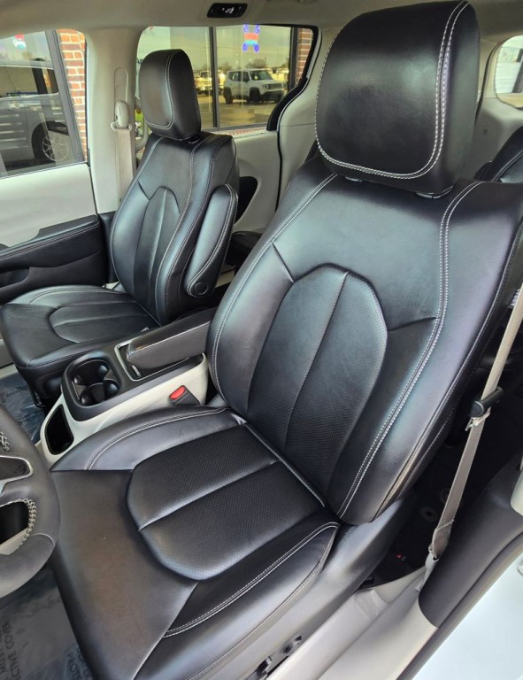 2024 Chrysler Pacifica Image 18