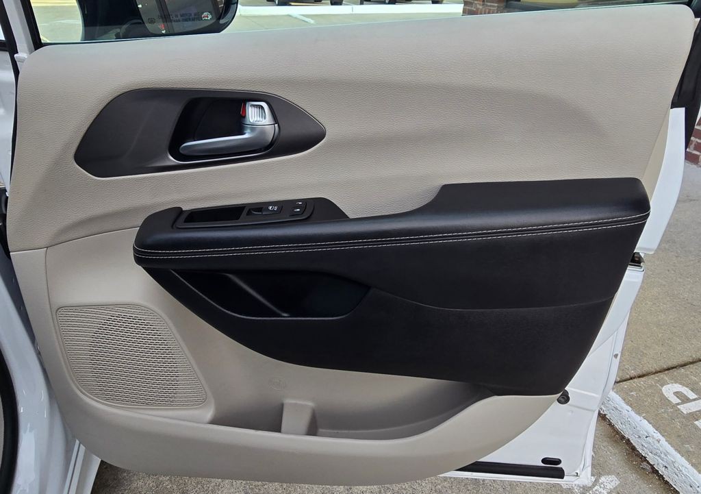 2024 Chrysler Pacifica Image 42
