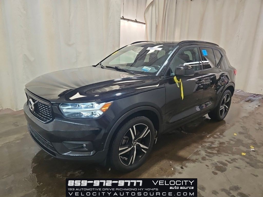 2022 Volvo XC40 Image 1
