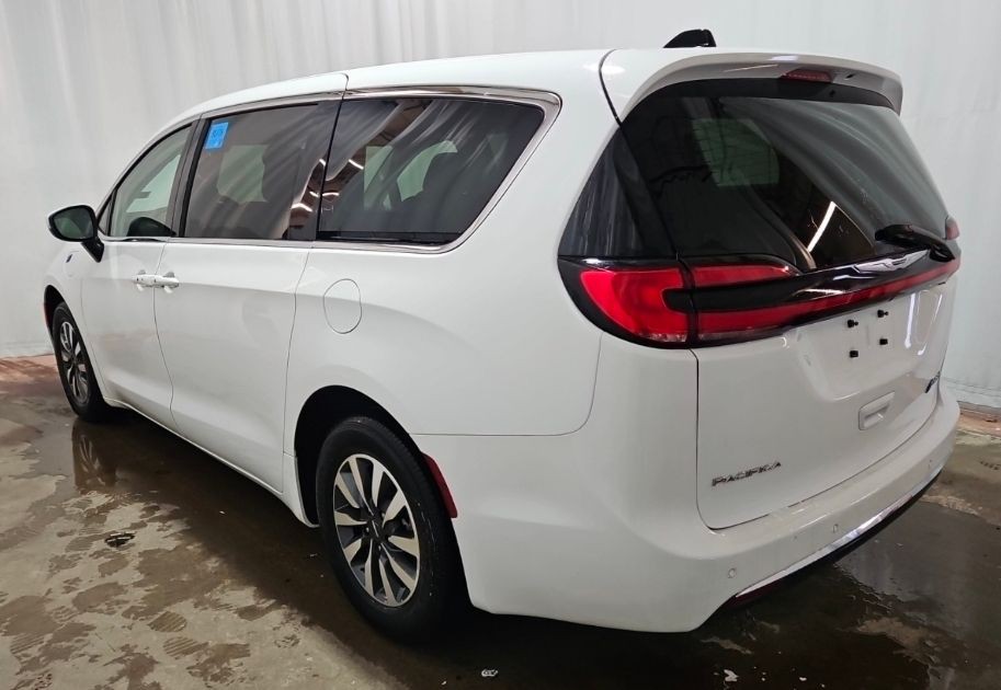 2023 Chrysler Pacifica Image 2