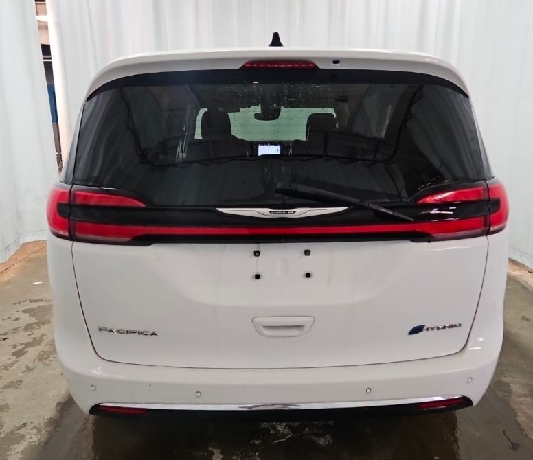 2023 Chrysler Pacifica Image 3