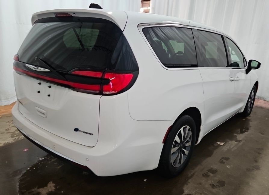 2023 Chrysler Pacifica Image 4