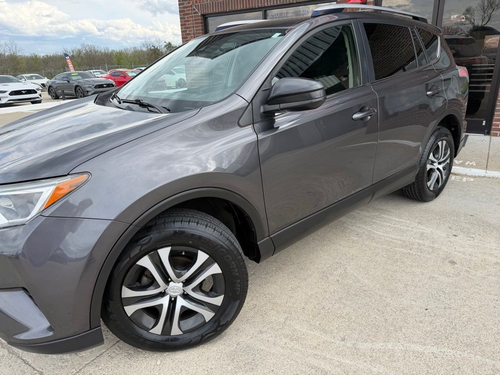 2017 Toyota Rav4 Image 2