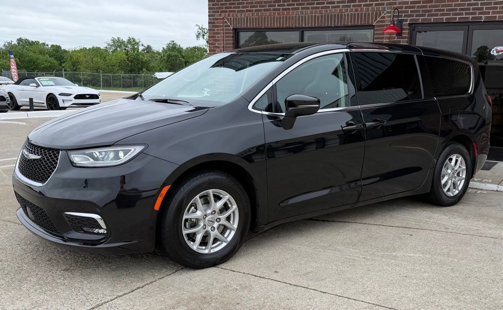 2023 Chrysler Pacifica Image 2