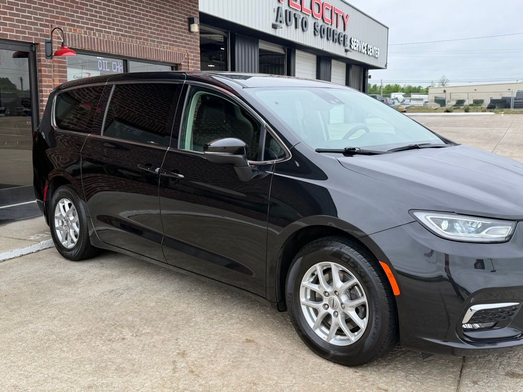 2023 Chrysler Pacifica Image 3