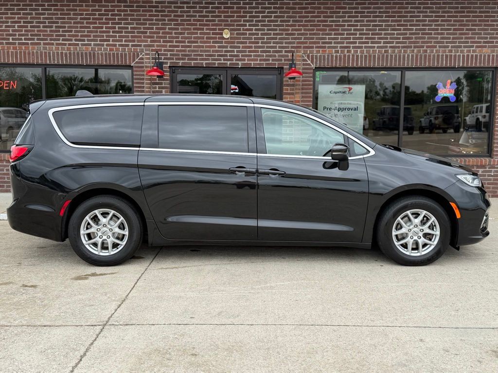 2023 Chrysler Pacifica Image 7