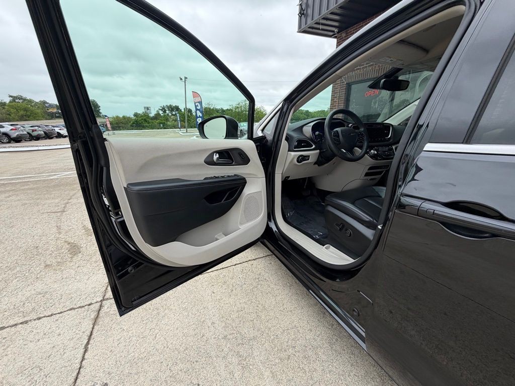 2023 Chrysler Pacifica Image 10