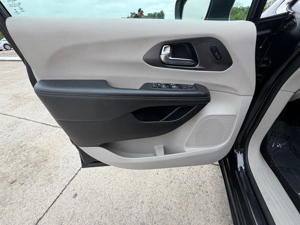 2023 Chrysler Pacifica Image 11