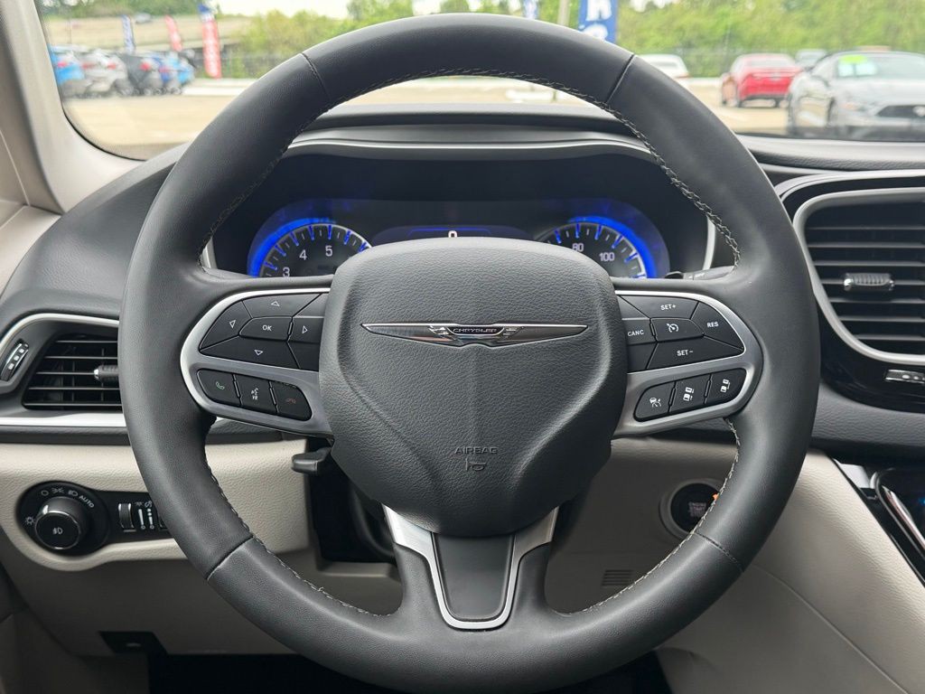 2023 Chrysler Pacifica Image 17