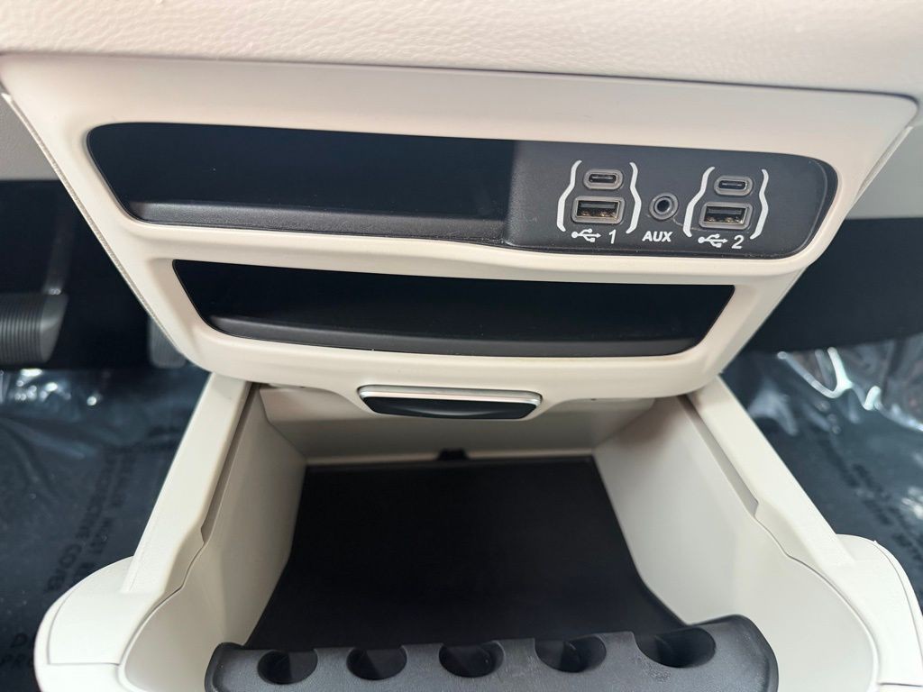 2023 Chrysler Pacifica Image 40