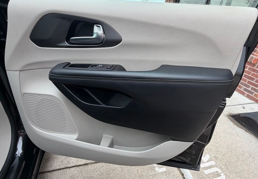 2023 Chrysler Pacifica Image 72