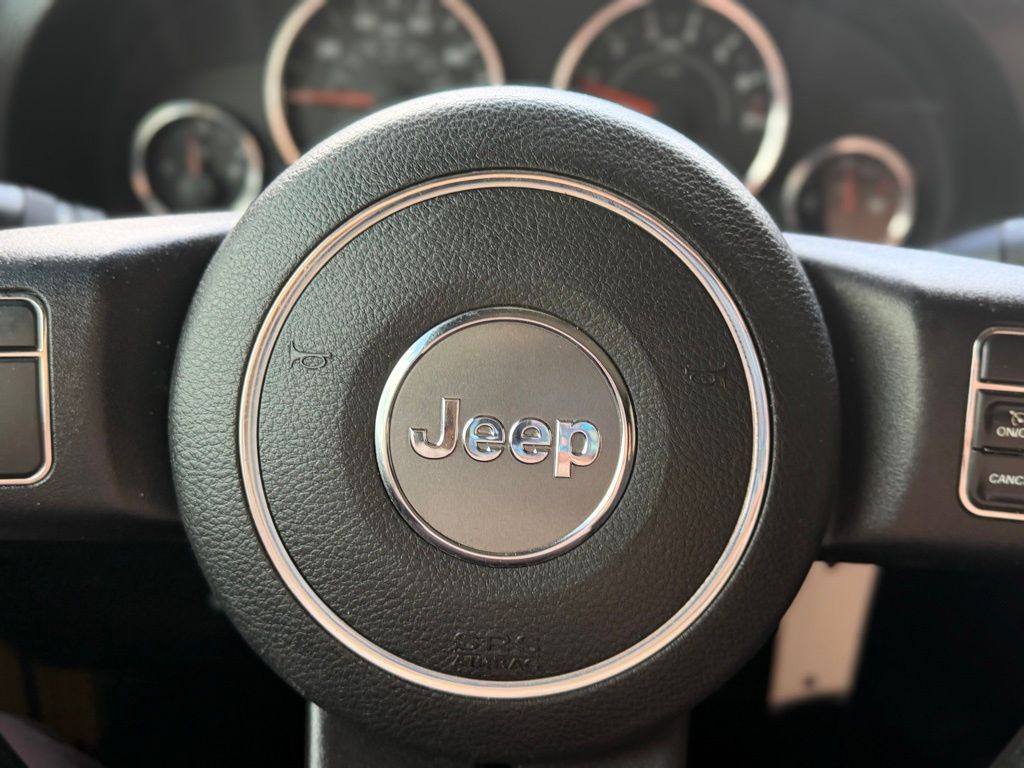 2013 Jeep Wrangler Image 21