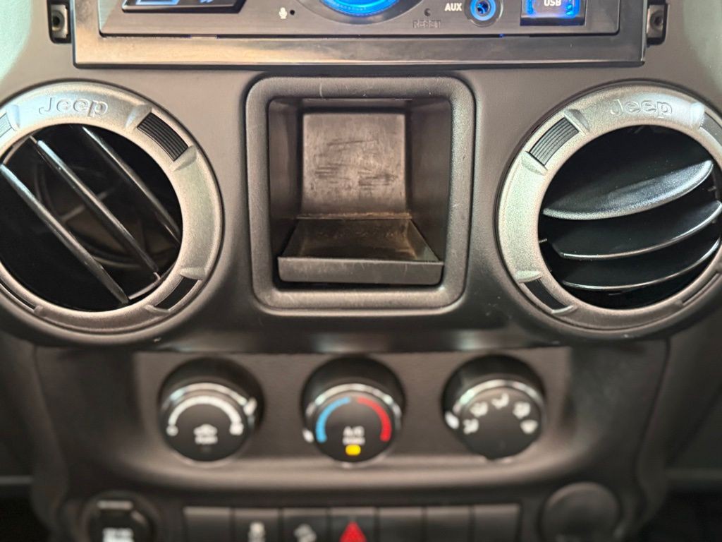 2013 Jeep Wrangler Image 25