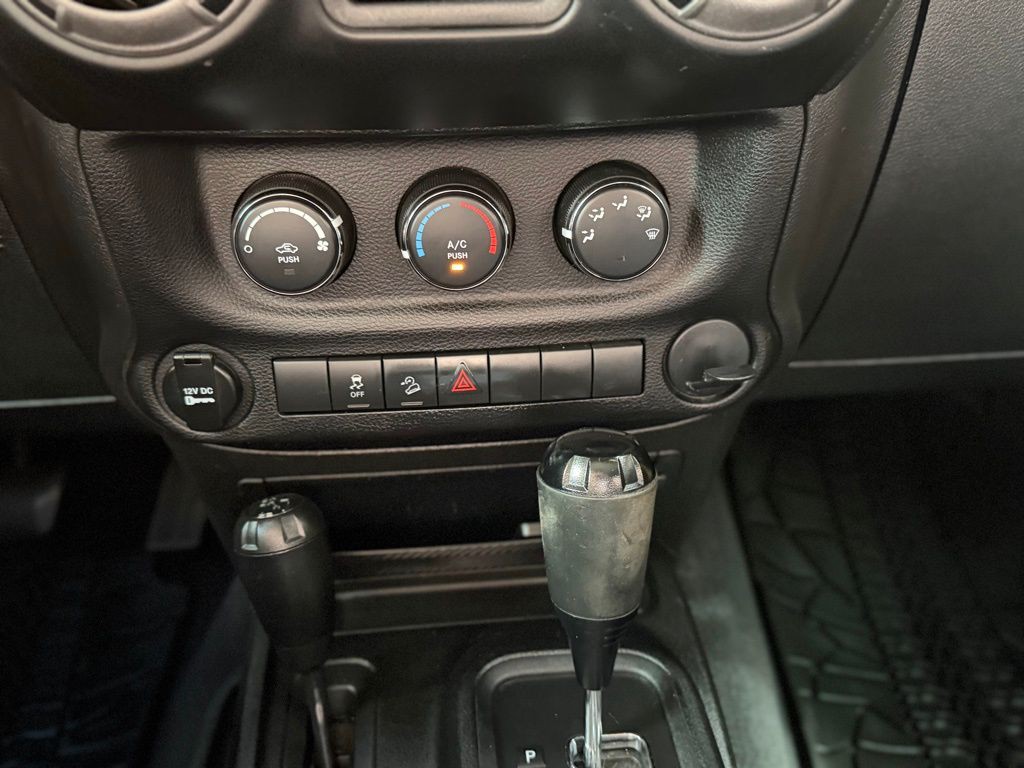 2013 Jeep Wrangler Image 28