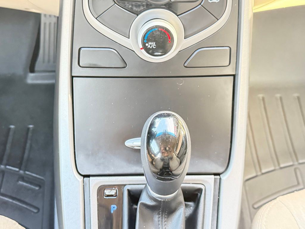2016 Hyundai Elantra Image 32