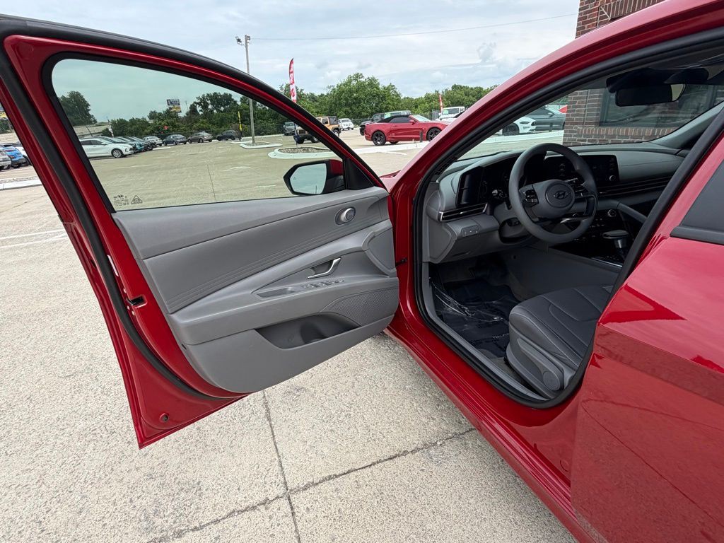 2023 Hyundai Elantra Image 13