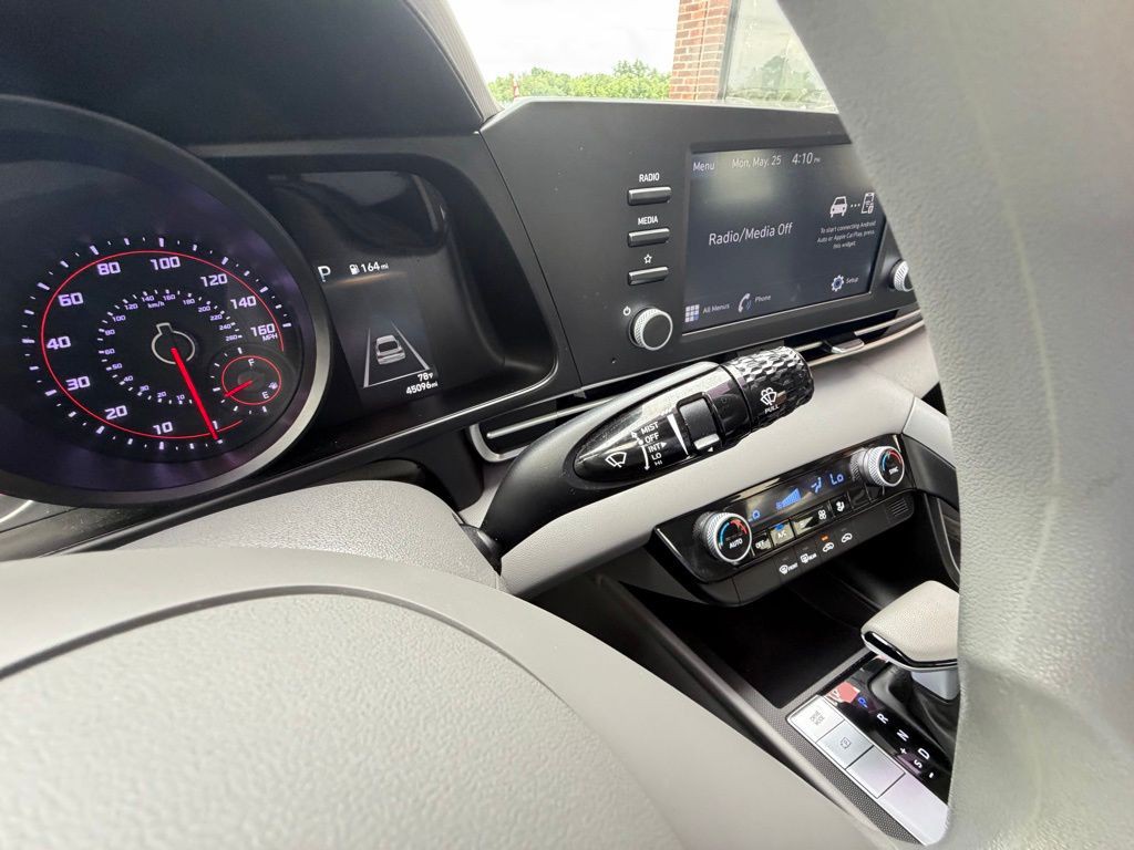 2023 Hyundai Elantra Image 23