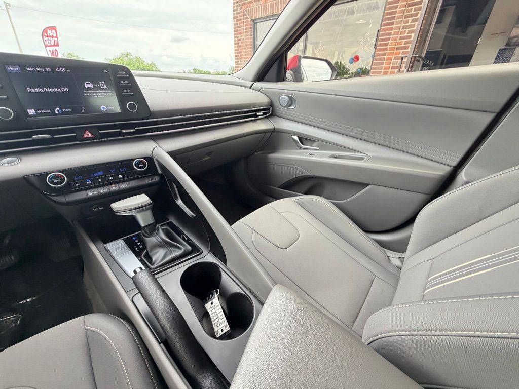 2023 Hyundai Elantra Image 38
