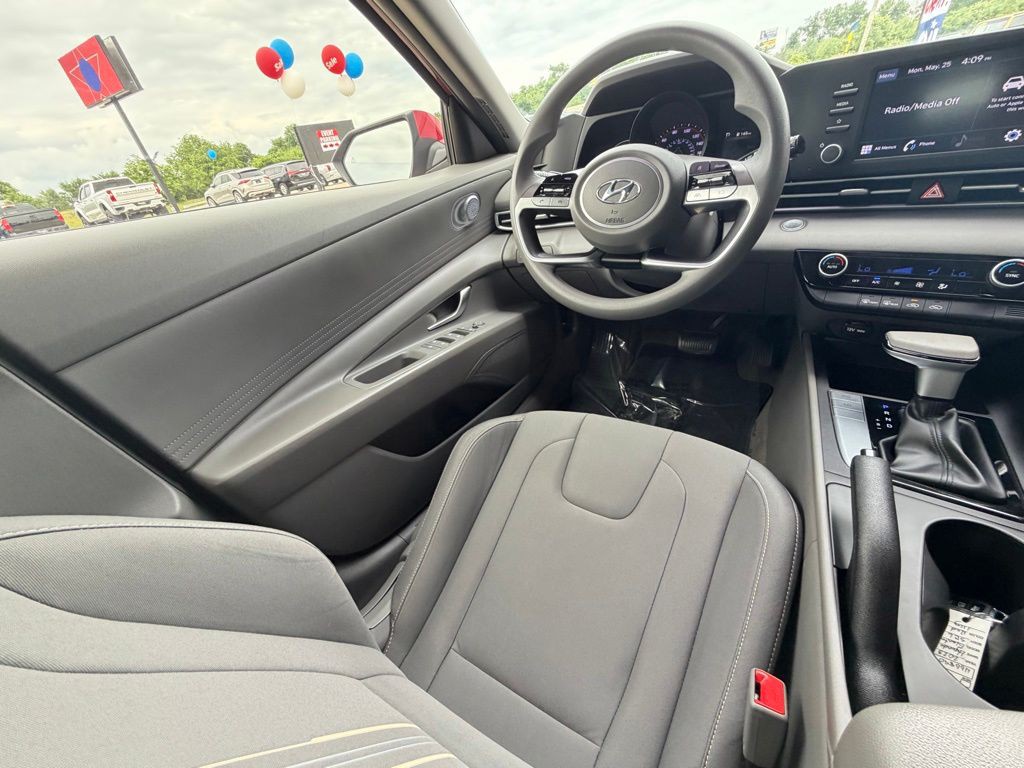 2023 Hyundai Elantra Image 39