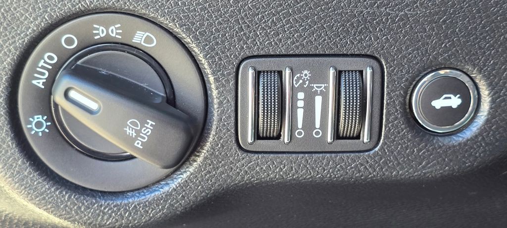 2017 Dodge Challenger Image 21