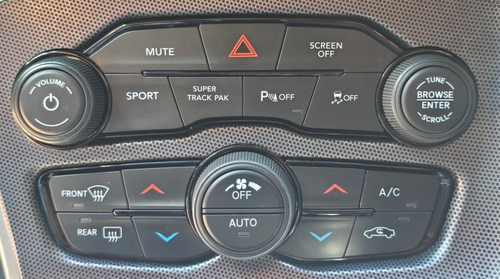 2017 Dodge Challenger Image 28