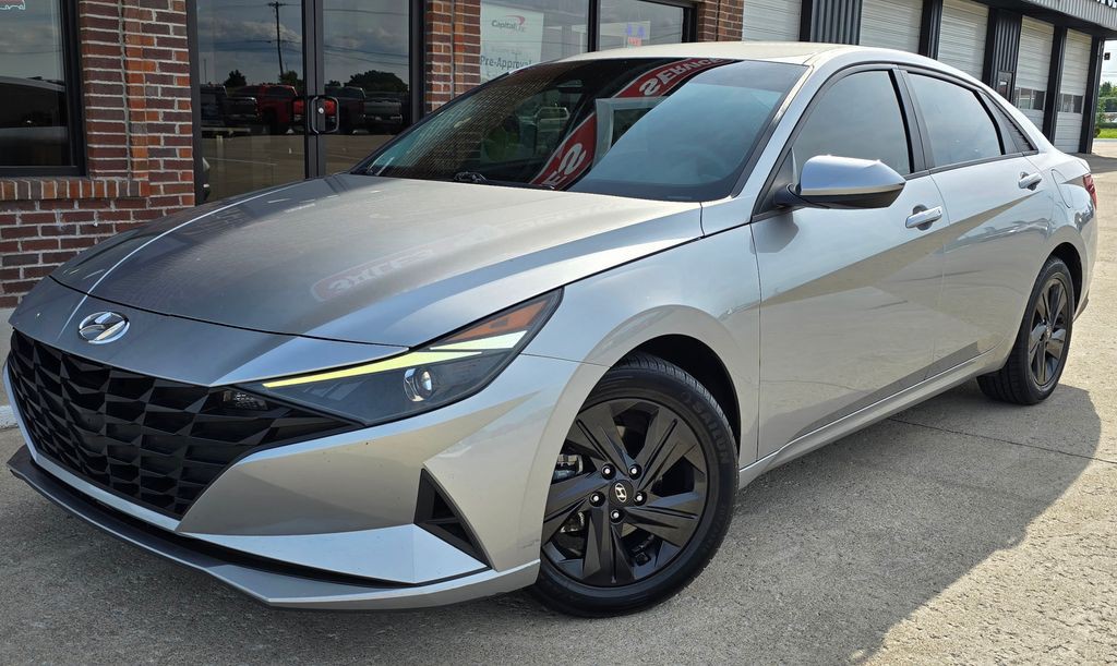 2023 Hyundai Elantra Image 2