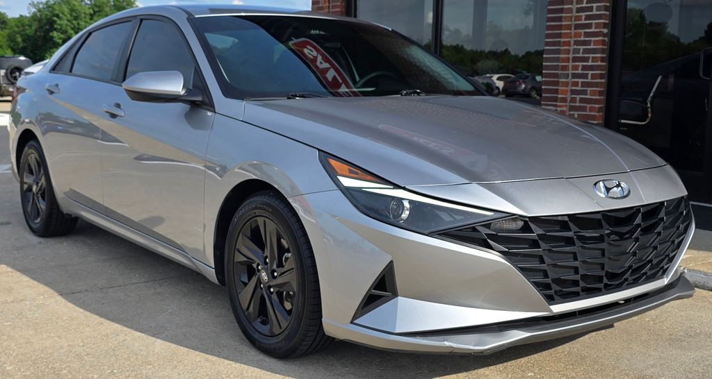 2023 Hyundai Elantra Image 3