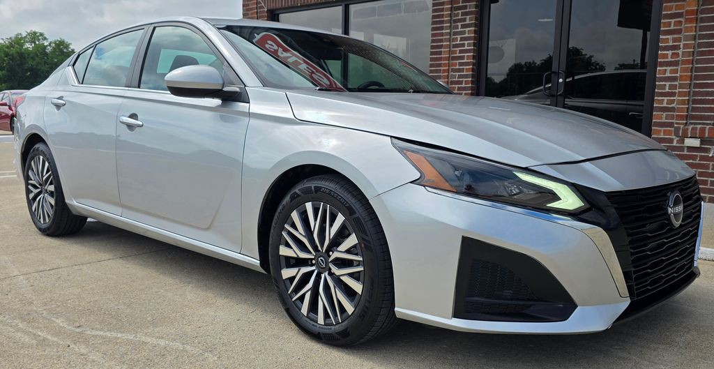 2023 Nissan Altima Image 2