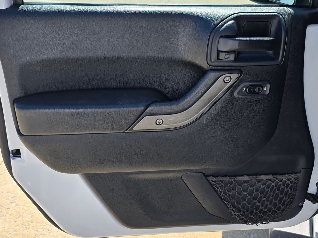 2016 Jeep Wrangler Image 14