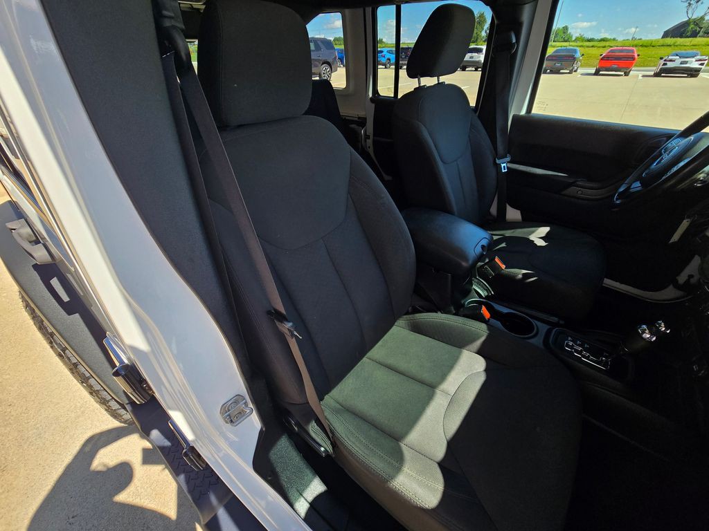 2016 Jeep Wrangler Image 32