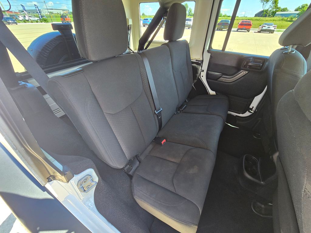 2016 Jeep Wrangler Image 35