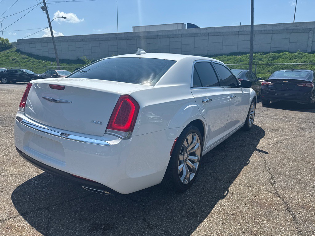 2020 Chrysler 300 Image 4