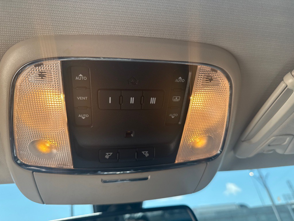 2020 Chrysler 300 Image 9