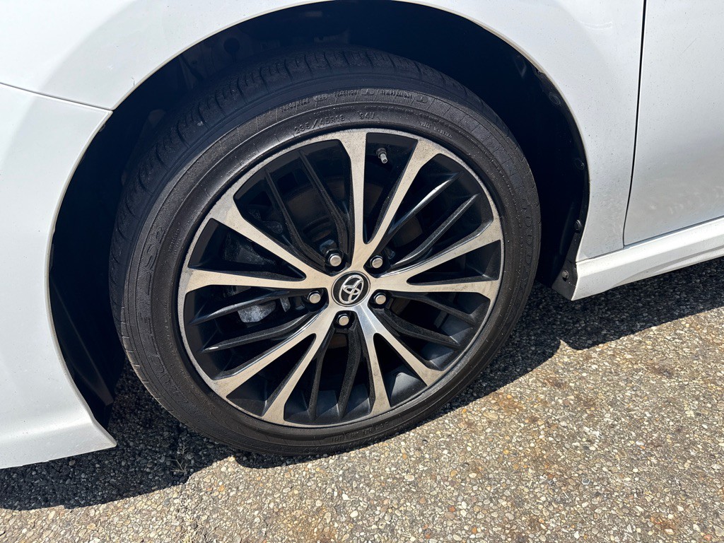 2019 Toyota Camry Image 17