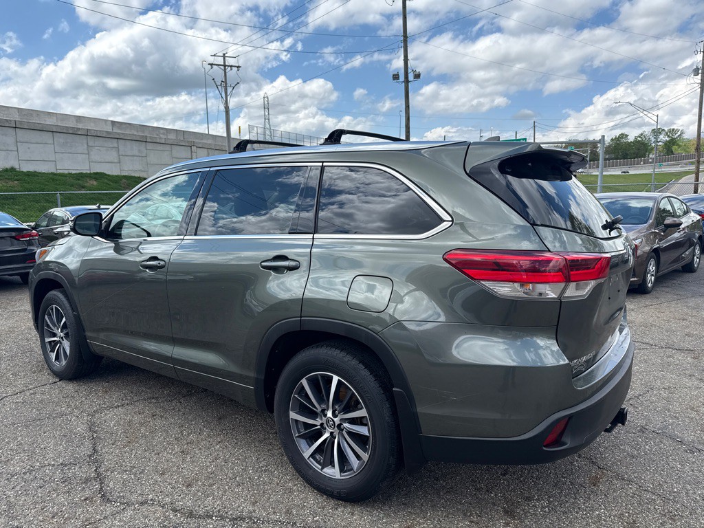 2017 Toyota Highlander Image 6