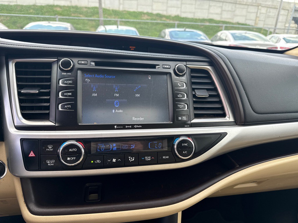 2017 Toyota Highlander Image 8