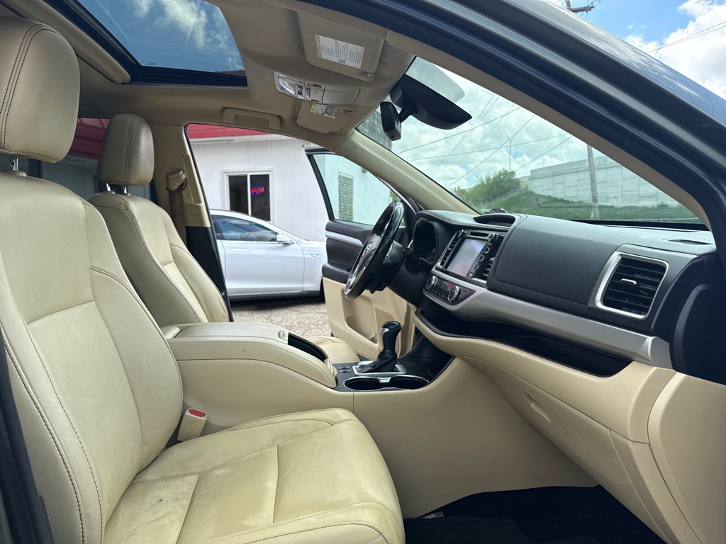 2017 Toyota Highlander Image 16