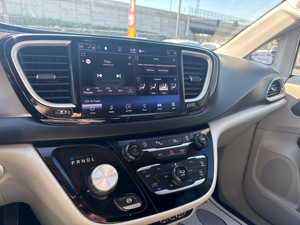 2021 Chrysler Pacifica Image 8
